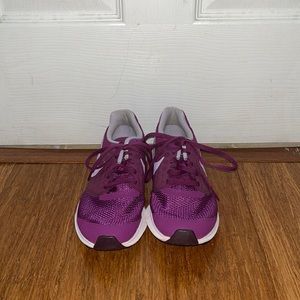 purple nike running shoes